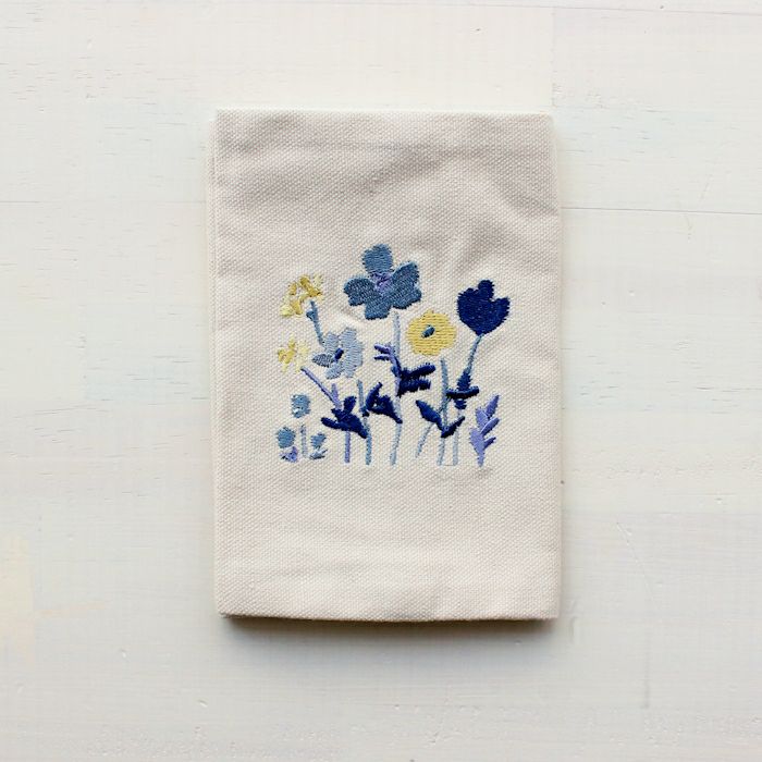 刺繍ﾌﾞｯｸｶﾊﾞｰ 青い花 HONTOWATASHI